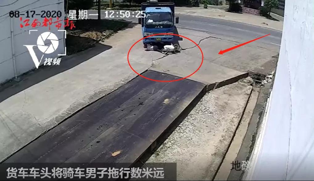 轿车撞飞电动车骑手死里逃生,货车轮胎一路狂奔撞飞电动车骑手