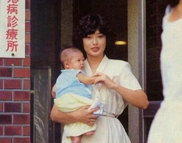 山口百惠的老年状态,60岁的山口百惠是否美丽依旧