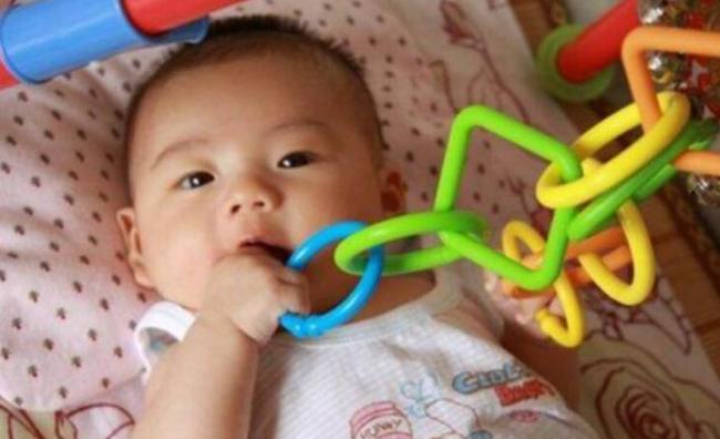 宝宝吃辅食老是吃手怎么办,孩子爱吃手咬指甲是缺什么