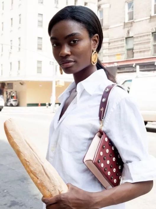 近年大热的腋下包真的很好搭,腋下包最近ins超级火的一款腋下包