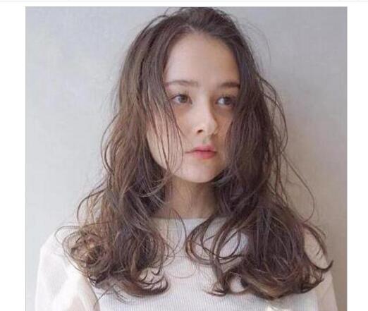 最流行的烫发发型减龄,女发型2020流行烫发全烫