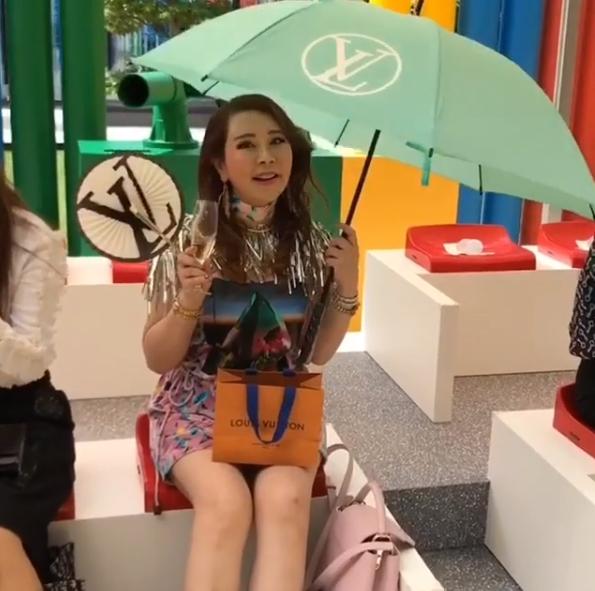 买大牌买到让总裁亲手写感谢信？这位日本女土豪，被封GUCCI女王