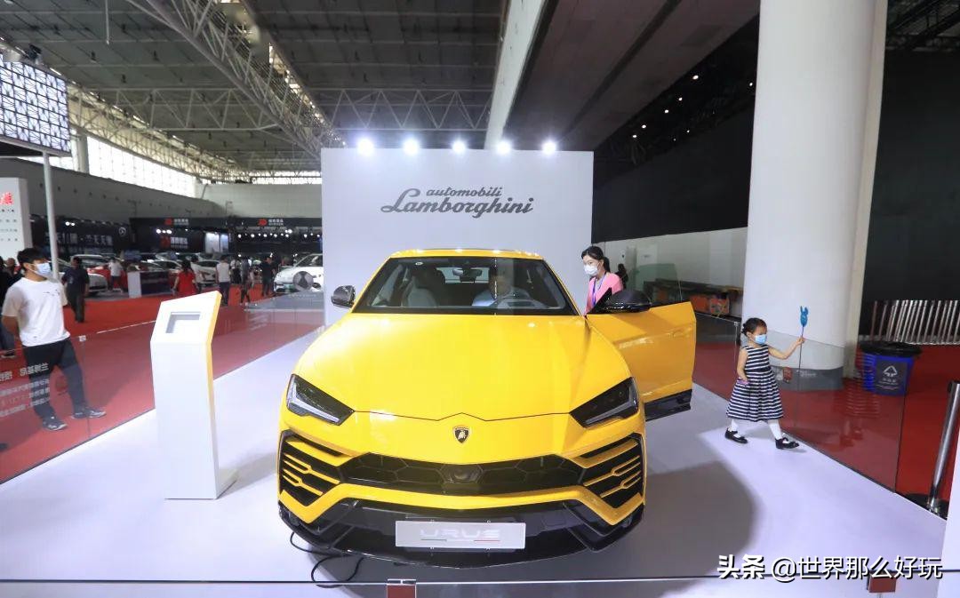 「高清大图」海口车展车模集体戴口罩，难掩身材曲线，呼之欲出