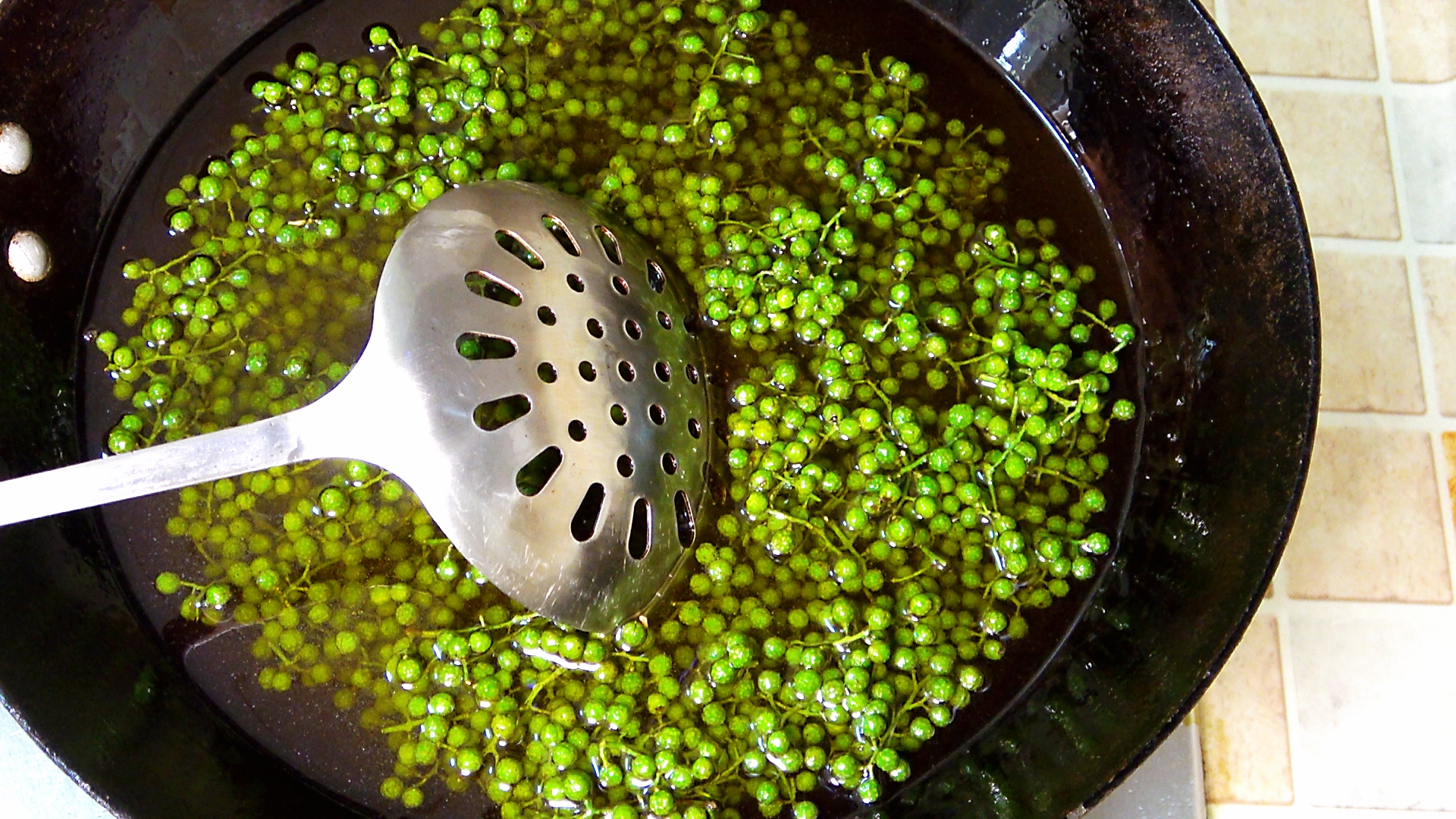 1斤花椒2斤菜籽油能熬多少花椒油,用红花椒油和青花椒怎么做花椒油