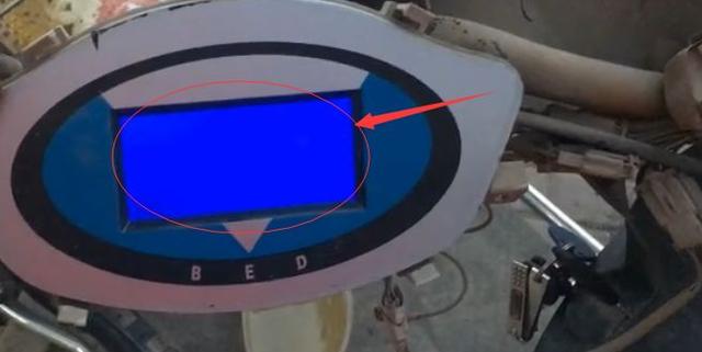 液晶仪表显示一半亮一半很暗,液晶显示屏黑了一块