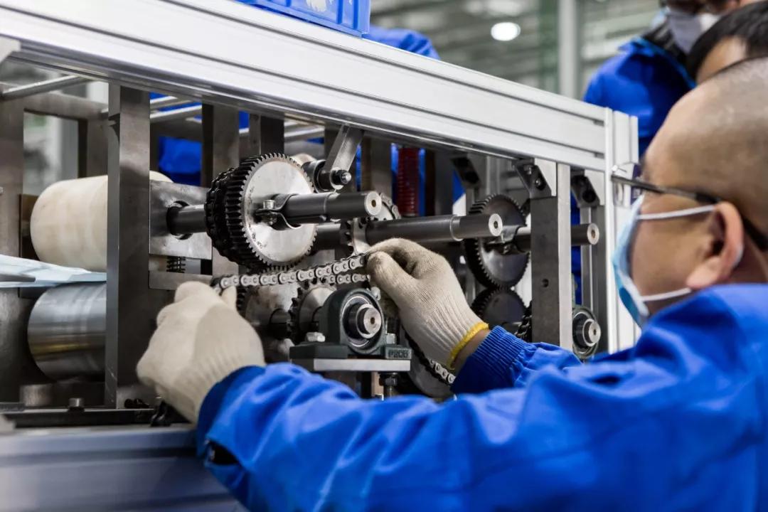 央视新闻联播比亚迪口罩,五菱口罩上央视新闻联播