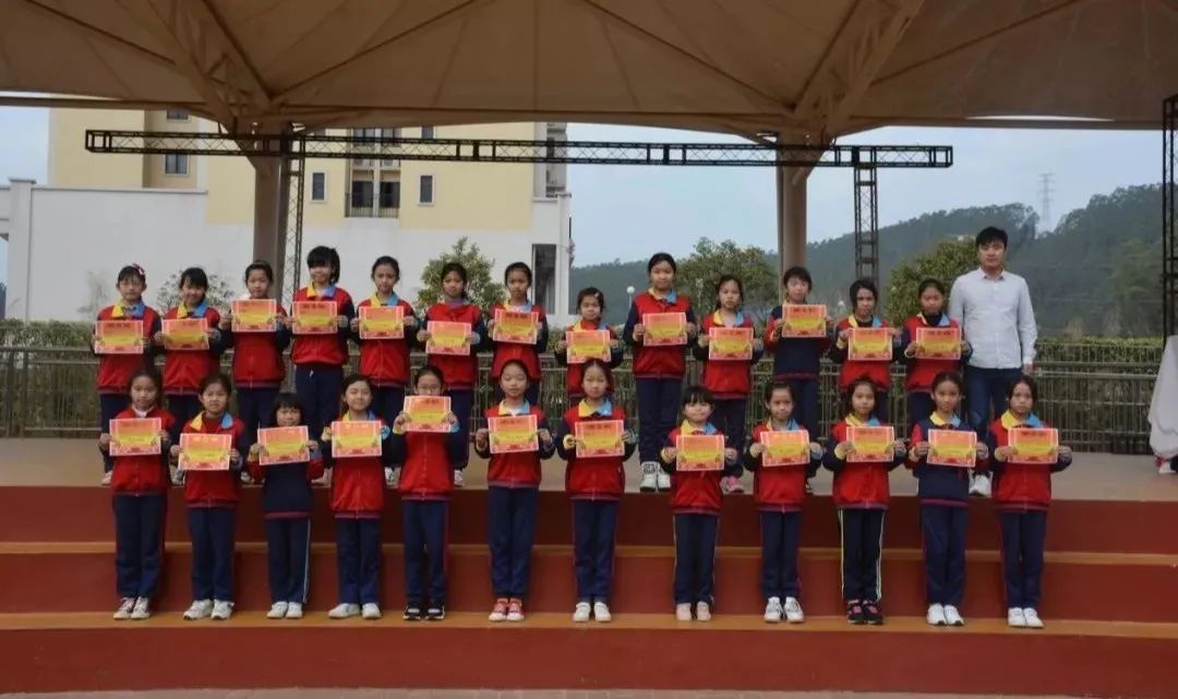 华立中英文学校是不是贵族学校,华立中英文学校升学