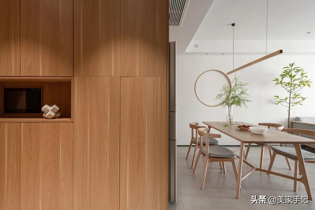 简单的白色原木色小家温馨又惬意,治愈系清新原木风的家
