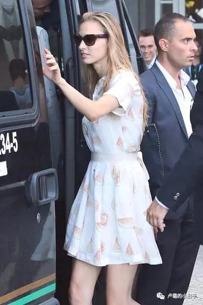 摩纳哥王妃终于精心打扮,摩纳哥最美王妃穿衣搭配