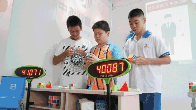 魔方小站站长快速复原三阶魔方,初学者三秒复原魔方教程