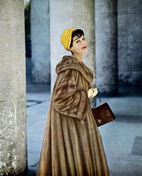 为什么说赫本的穿搭是法式风格 (赫本最经典的着装)