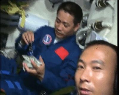 航天员的太空服讲解,揭秘空间站舱外航天服