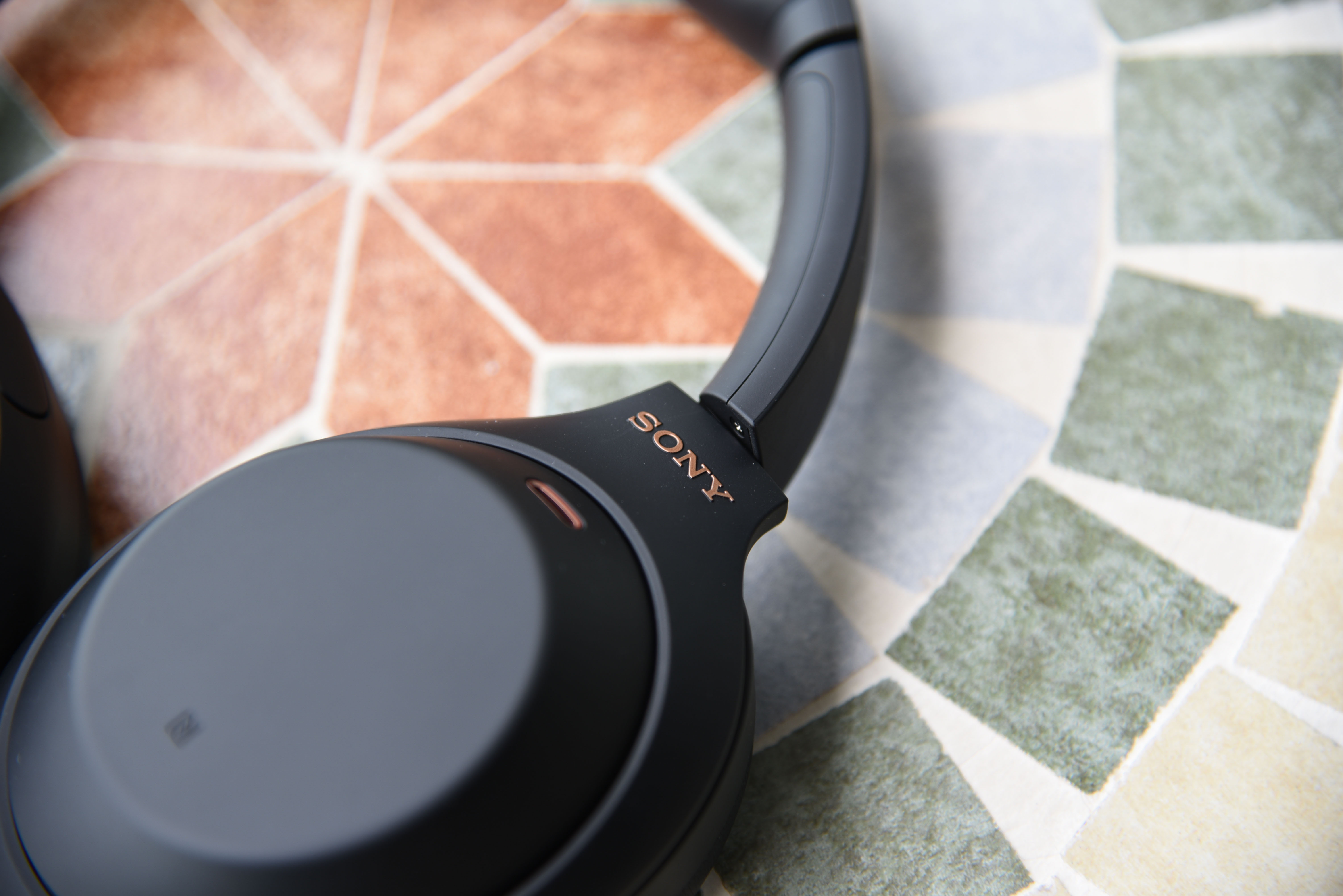 看似平静实则暗藏凶险,看似表面平静实则暗藏汹涌