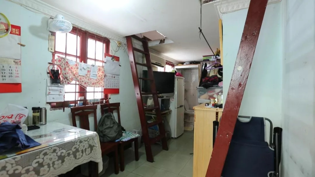 上海11㎡蜗牛窝住两代人,睡觉腿伸不直站着头碰天花板,还住30年