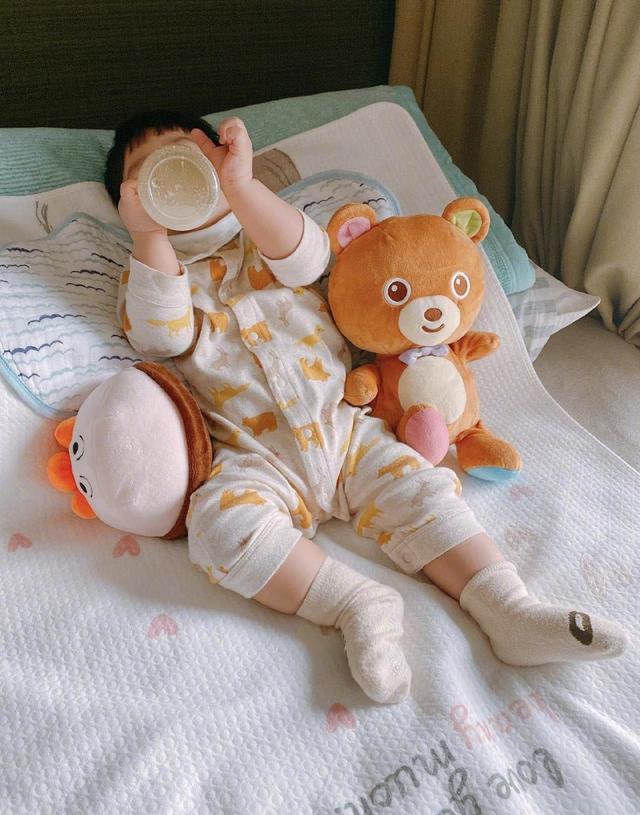 安以轩晒家人合照为儿子庆生视频,安以轩二胎与老公牵手逛街