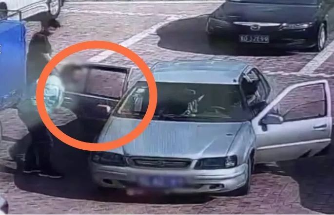 私家车自燃着火,私家车着火车主淡定拿出灭火指南