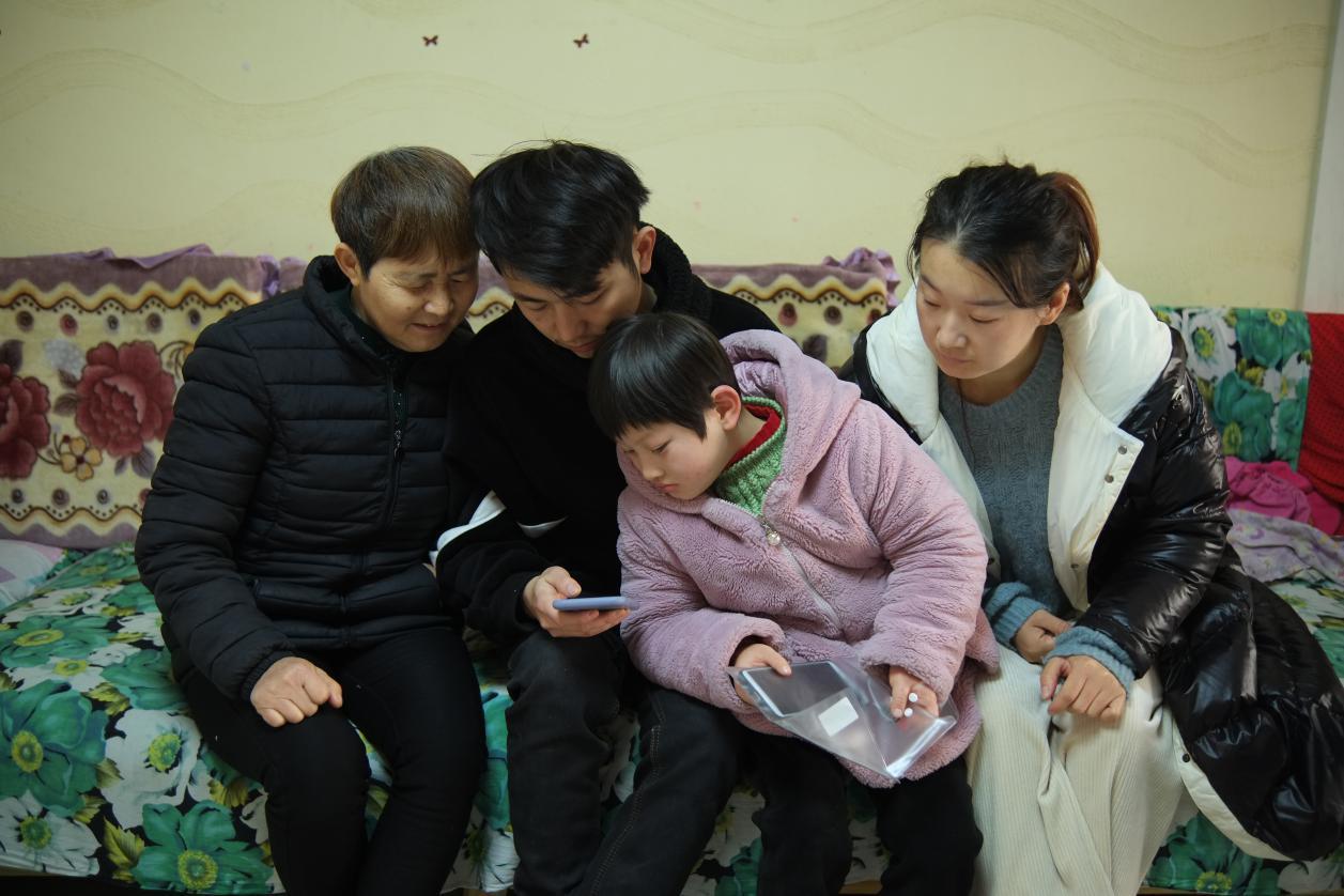 8岁女孩被称“快乐木偶”，总是笑容灿烂，家人却整日以泪洗面