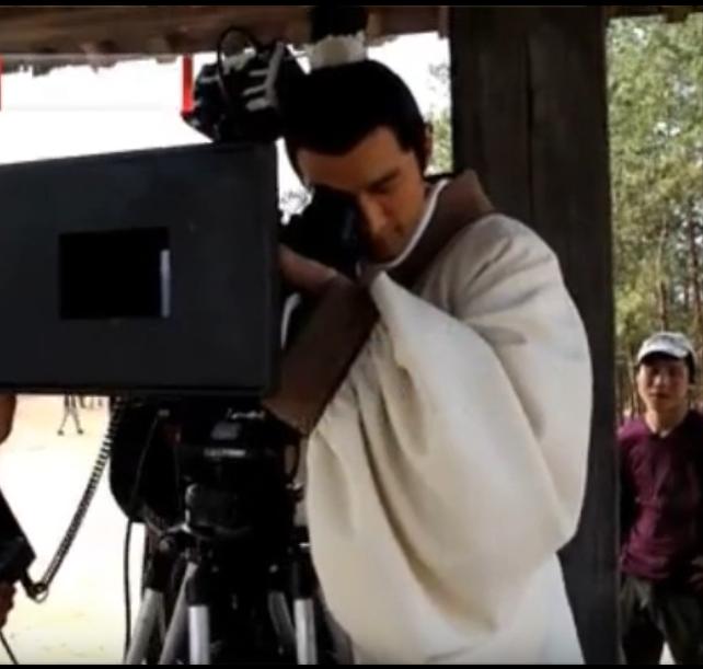 从空间角度探讨影院和剧场,从技术角度来描述电影的历史