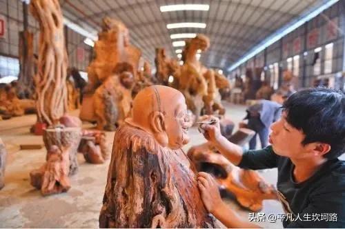 当初雕出15米雄狮根雕的广西男子,15米长东方雄狮根雕300万元拒卖