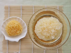 桃胶雪燕皂角米莲子百合银耳桂圆,养颜桃胶皂角米银耳羹