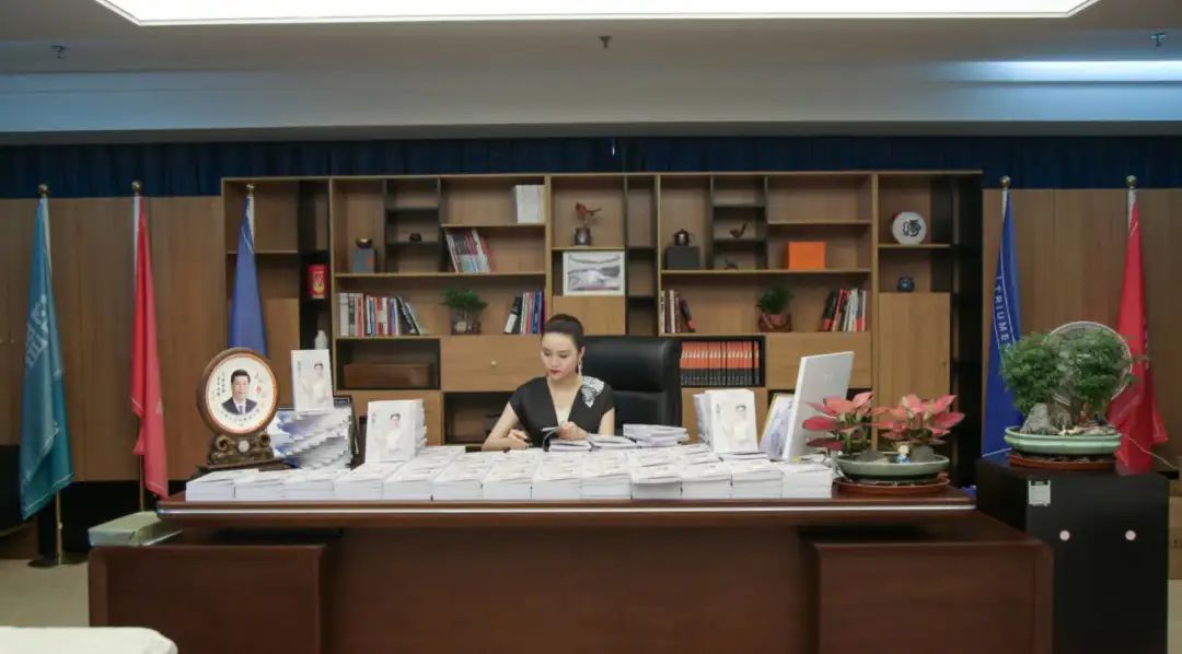 新时代直播界新星天才-婷婷老师.顶级演讲导师.亿万利益打造者