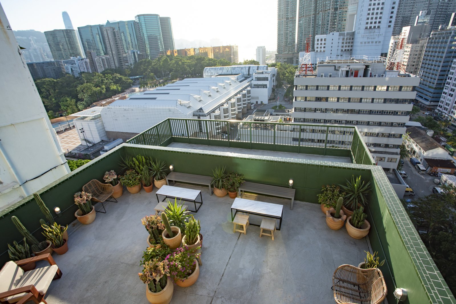 香港寸土寸金是因为地方小吗,寸土寸金的香港房子虽小却也精致