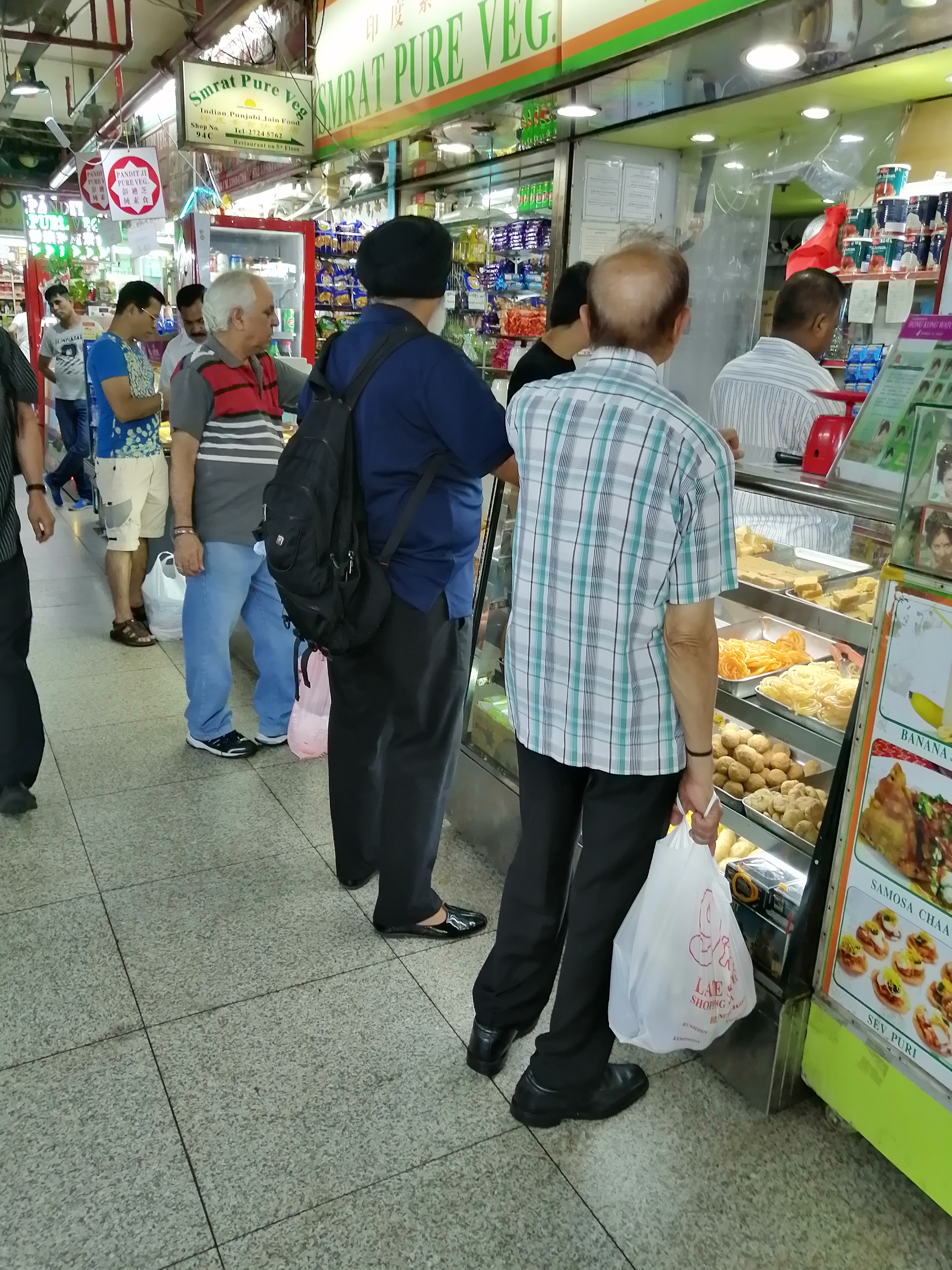 七月初香港游初印象-钓鱼的老人、性感的西方女游客、绘画的小孩