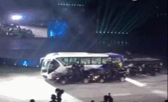 中国特警解救大巴车人质演练,中国特警仅用8秒解救客车人质