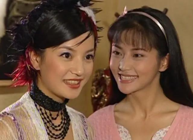 赵薇黄奕两代小燕子同框还珠格格,黄奕赵薇两代小燕子同框