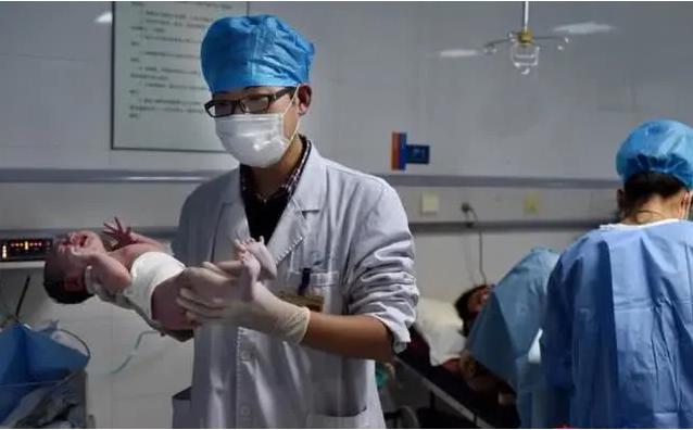 “孩子都出来了，你掏什么掏”男医生把手伸进产道，老公愤怒发问