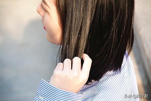 头发一天不洗就很油还有小颗粒,头发一天不洗就冒油