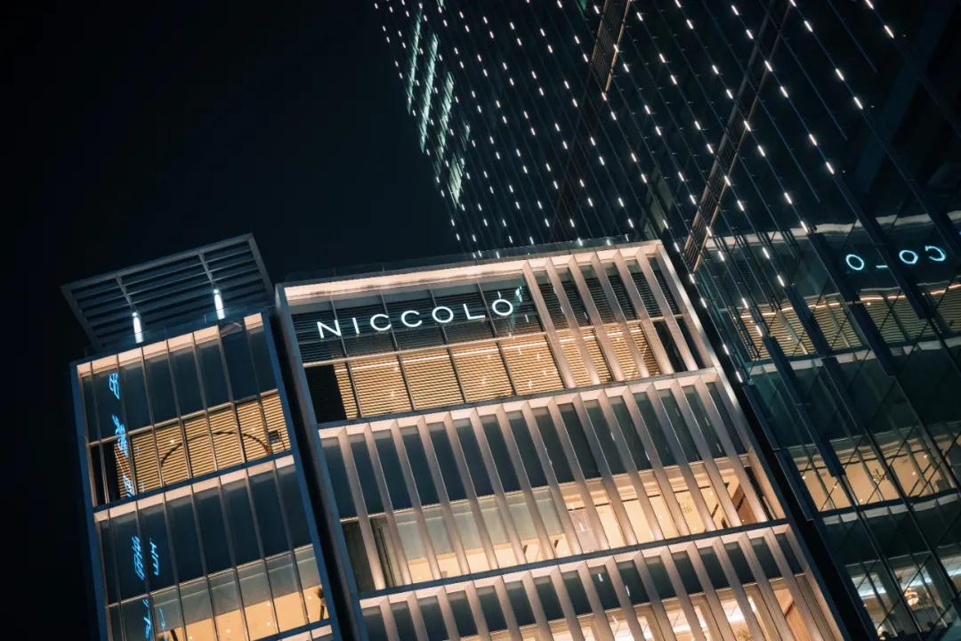 把繁华踩在脚下,将吃喝囊括周边。去长沙要住地标里