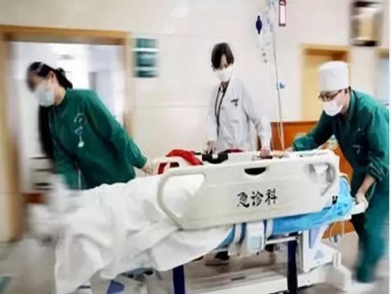 亲人不幸进了ICU，都会经历哪些痛苦？先给你介绍4个