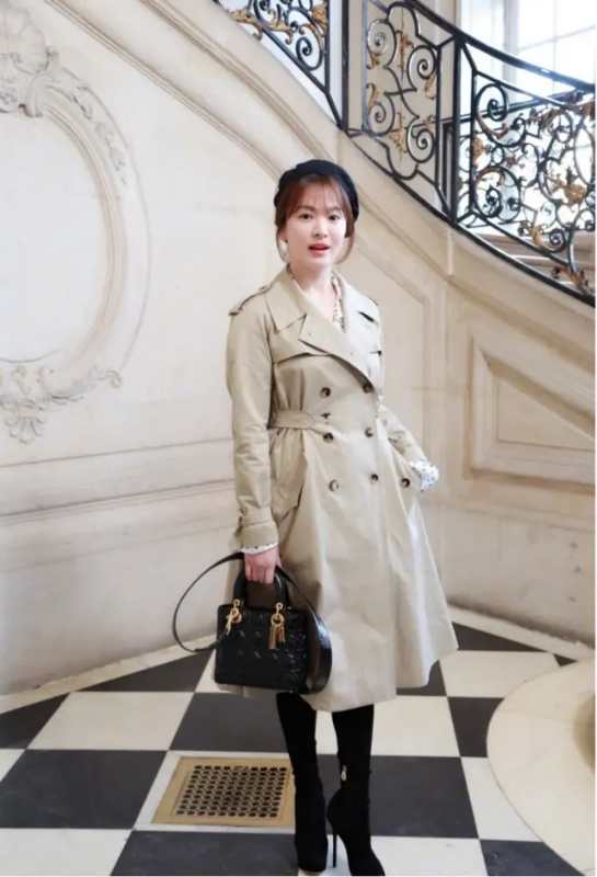 宋慧乔近照曝光一袭粉裙尽显,宋慧乔为什么不显老