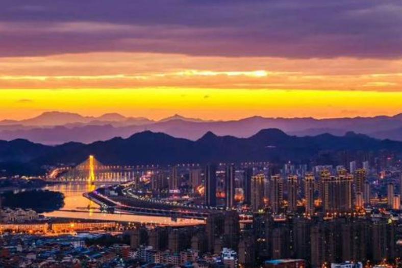 丽江三所“翡翠中学”，重振“丽江之光”，广受家长的称赞