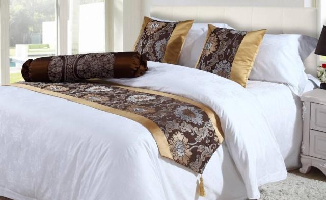 保洁阿姨打扫床底吗,保洁阿姨收拾宾馆里的床