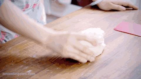 和面时面团粘手怎么办,做吐司面团粘手是什么原因