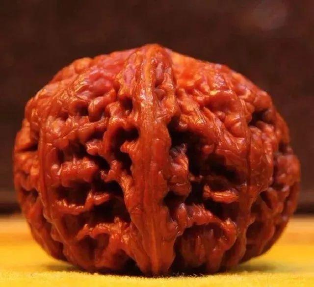 文玩核桃文盘与武盘各有什么好处,文玩核桃不盘的时候要放袋子里吗