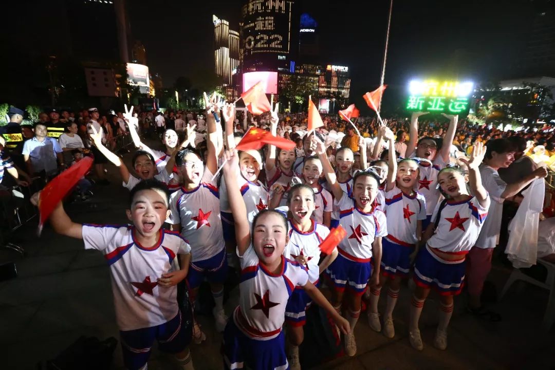 万人马拉松最美跑道激情奔跑,万人马拉松现场有多震撼