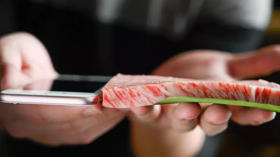 这家烤肉巨头新店开业就“爆店”！现在还能免费吃肉，这也太棒了