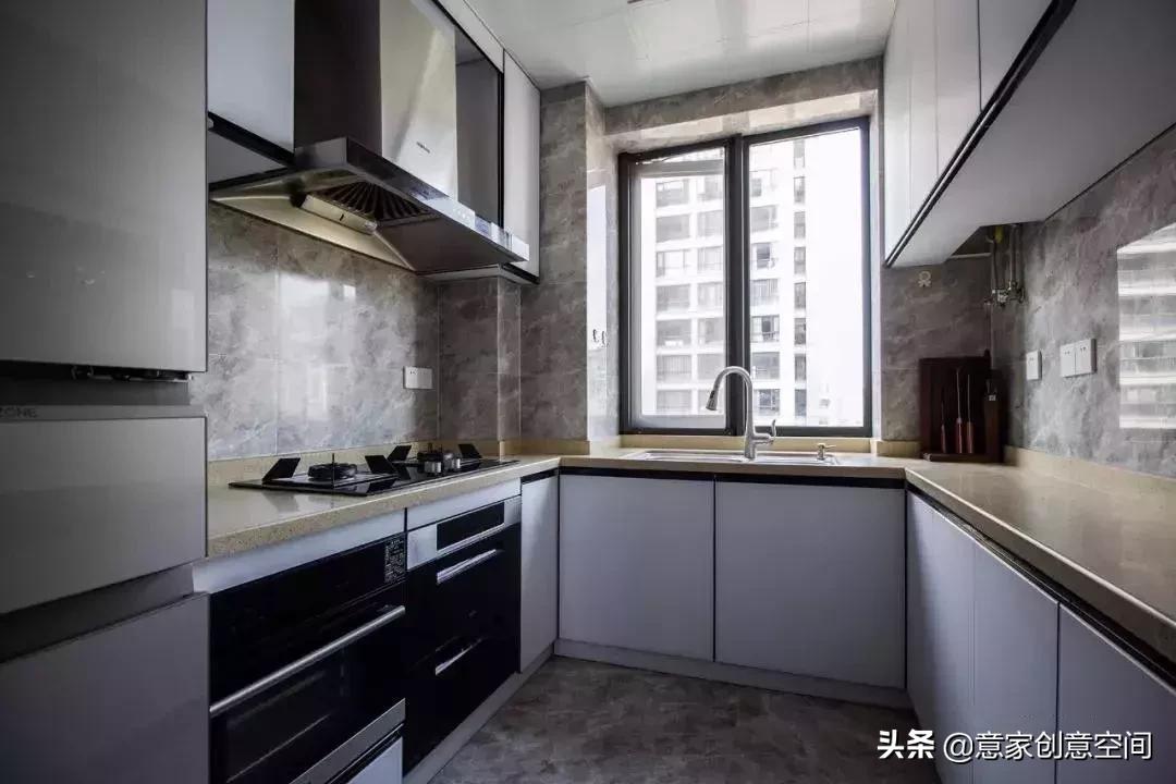 电视墙挖个洞，电视柜就不用买了，这套新中式三居室太好看了！