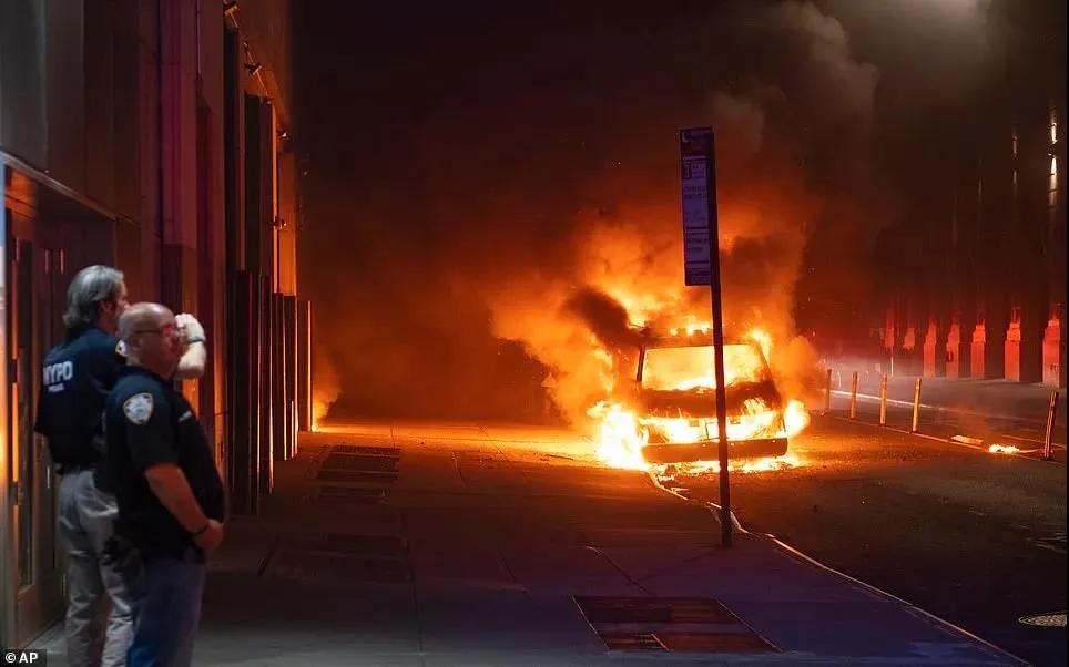 美国*乱暴**升级！烧警车，抢超市，殴打老人：这不是靓丽风景线