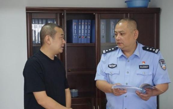 有机会当老师却跑去公安局当临时工一座城缅怀着一个人