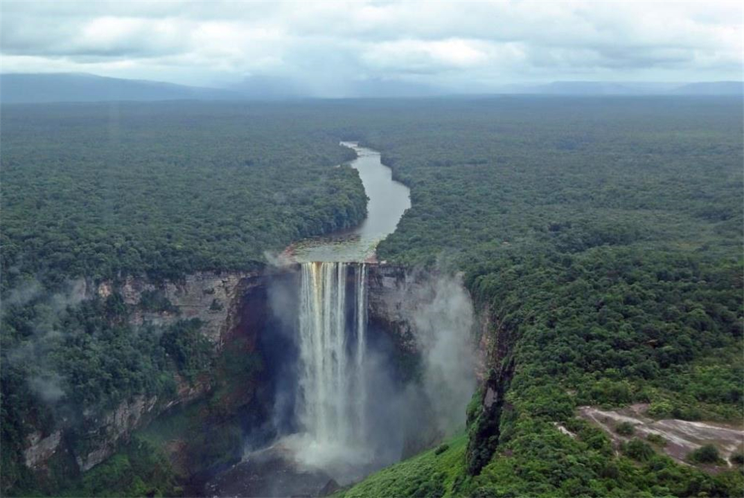 亚马逊河与长江相比厉害在哪？为什么说它可怕，没人敢下河游泳？
