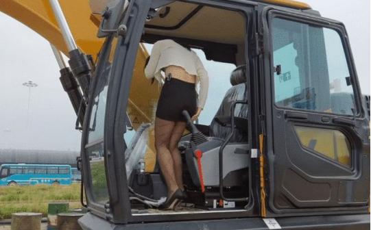 蓝翔学姐挖掘机直播回放,蓝翔学挖机是封闭学校吗