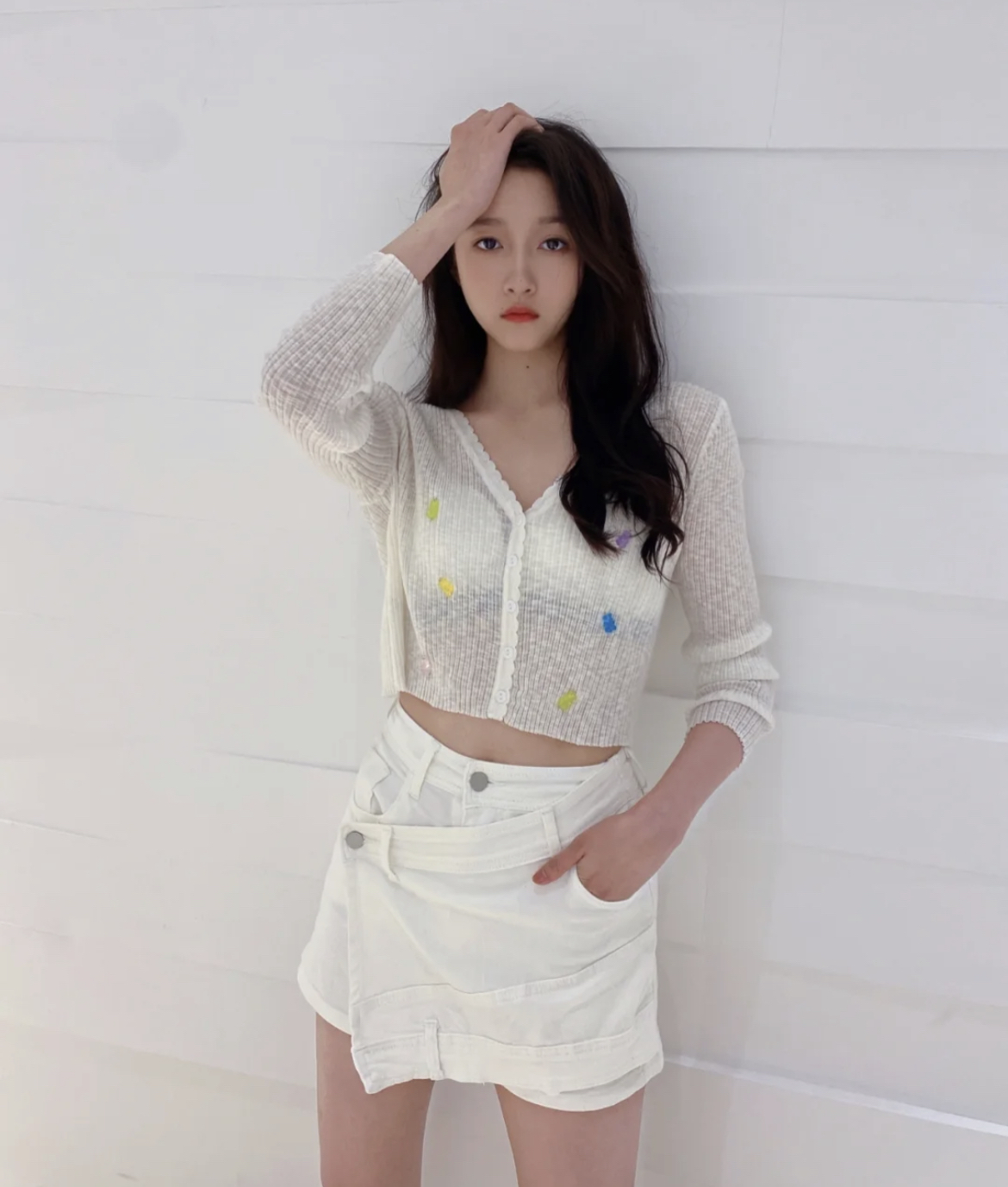 关晓彤穿一字肩白裙造型清纯,24岁的关晓彤有多迷人