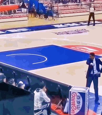 杜锋赛后敲打汤杰,杜锋让汤杰回更衣室