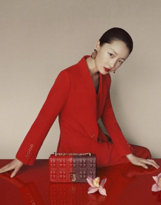 周冬雨银灰色寸头时尚感爆棚,周冬雨短发寸头