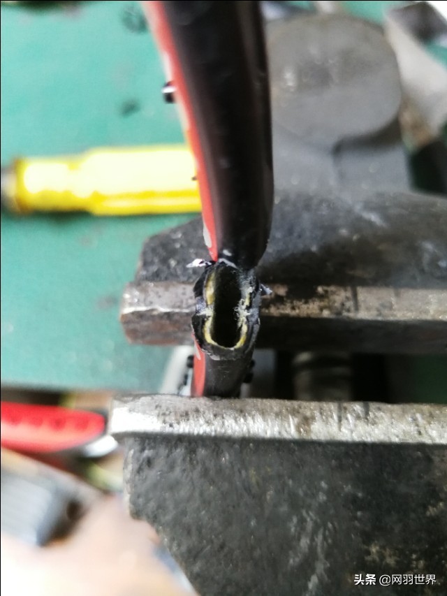 羽毛球拍线断了怎么修教程视频,碳纤维羽毛球拍断了有必要修复