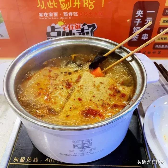 小火锅锅底有六种口味满足你,一桌小火锅